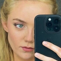 Amelia Kenworthy Naken