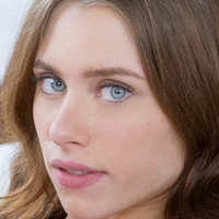 Anya Olsen Naken