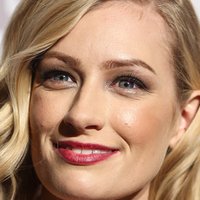 Beth Behrs Naken