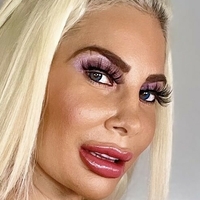 Bombshell Skyler Nicole Naken