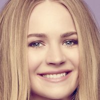 Britt Robertson Naken