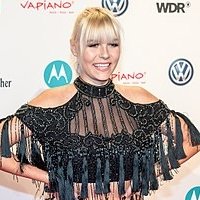 Dagi Bee Naken