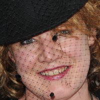 Emily Lloyd Naken