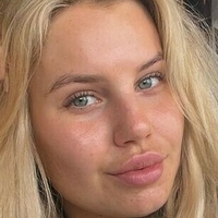 Felicia Aveklew Naken